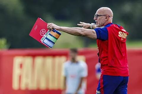 رحلة 11 عامًا لـ دي لا فوينتي وأبنائه.. "التجربة الإسبانية" في يورو 2024